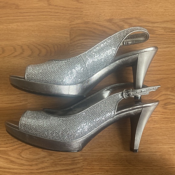 Silver Nine West Platform Slingbacks 6 1/2 M - Picture 2 of 5